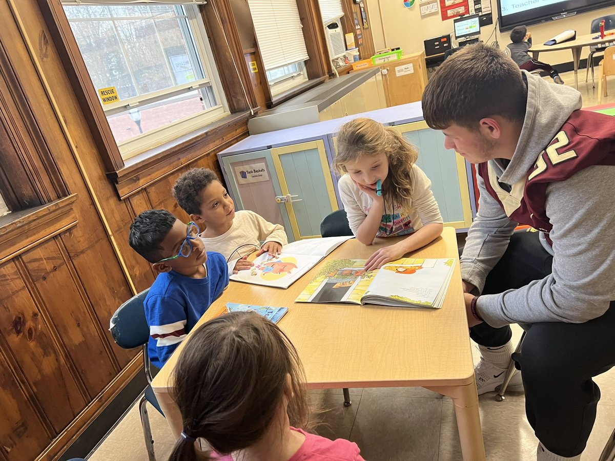 AHS Football Players reading to some of our GATORS! ⚓️🏈💛