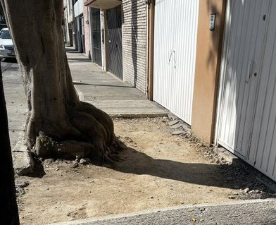 FelipeNajera66's tweet photo. 9 meses q pedimos arreglo a banqueta, vinieron a los 4 meses. Escarbaron más y prometieron poner concreto al día siguiente, ya pasaron otros 3 meses y no han vuelto. Personas se tropiezan.Adultos mayores no pueden circular con seguridad, mientras: @STaboadaMx 👇🏽👇🏽@BJAlcaldia https://t.co/4Q1yISx0nc