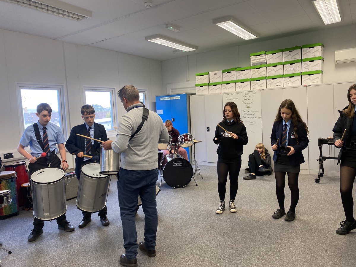 cerddoriaethGO's tweet photo. Diolch @MGHdrums am y sesiwn Samba efo Blwyddyn 9 @GarthOlwg_Uchaf heddiw! Pawb wedi mwynhau 🤩🥁🎶👏🏼 @RCTMusicService @garth_olwg https://t.co/SfZer3eBiI