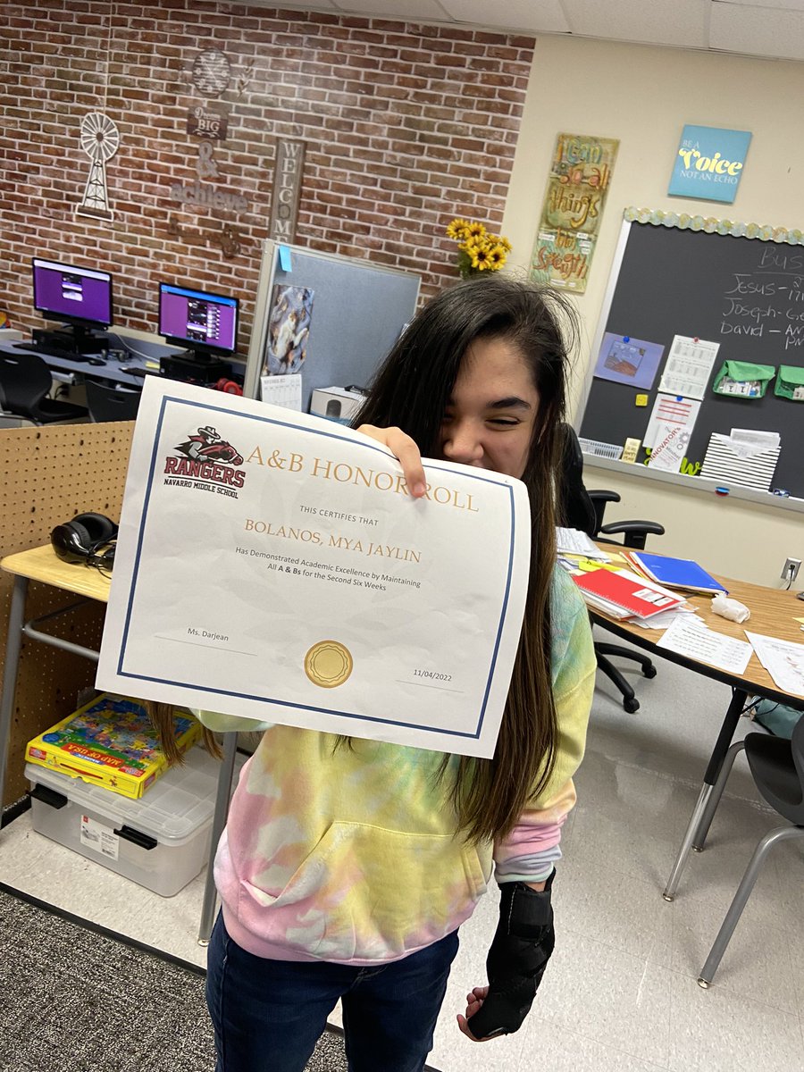 CounselorACHS's tweet photo. Some of our A/B Honor Roll students receiving certificates and treats today! #middleschoolmemories #honorroll @LCISDNavarro https://t.co/2FeFclK9X2