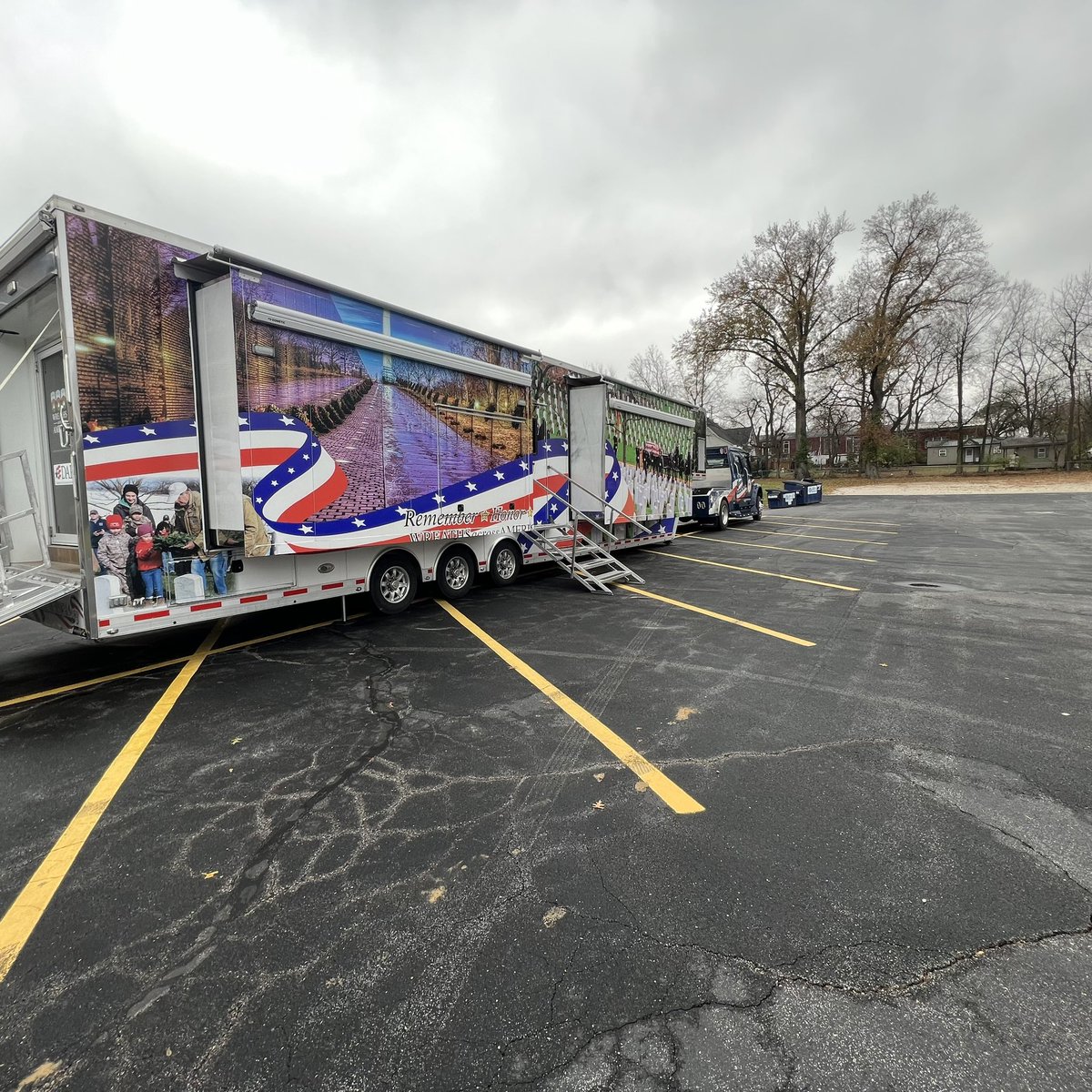 Linc_R3's tweet photo. Thank you @WreathsAcross for bringing your mobile education to @TMS_Trojans today! #proud2br3 #RIIICares https://t.co/QYsuktj3uC