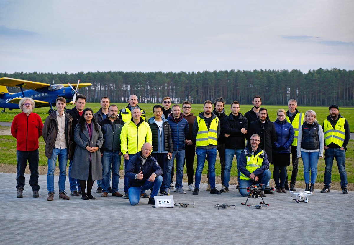 PANSA_PL's tweet photo. Na lotnisku w Kąkolewie odbyły się ostatnie loty testowe #dronów realizowane w ramach drugiej edycji projektu #GOF2, którego częścią jest #PAŻP. Celem inicjatywy jest bezpieczna i zrównoważona integracja operacji #BSP w miejskiej przestrzeni powietrznej👉
https://t.co/Vgcxdwi1BC https://t.co/HP9cDSZ7oT