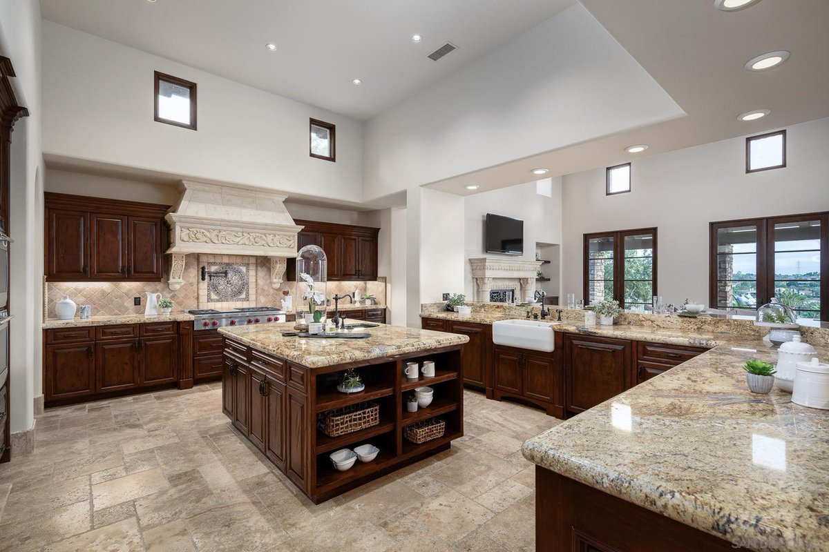 DreamHomesMag's tweet photo. JUST SOLD!
Entertainer’s dream home with breathtaking views, a vanishing edge pool, vineyard, chef’s kitchen, sunken bar, and interior courtyard.

Presented by: @tvandamm | @BHHSCalifornia 

View: https://t.co/OVe8UT855a
#santaluz #sandiego #dreamhomesmag #sold #justsold https://t.co/XjPfaf7cAI