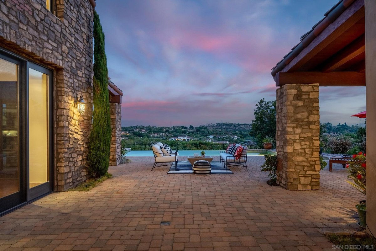 DreamHomesMag's tweet photo. JUST SOLD!
Entertainer’s dream home with breathtaking views, a vanishing edge pool, vineyard, chef’s kitchen, sunken bar, and interior courtyard.

Presented by: @tvandamm | @BHHSCalifornia 

View: https://t.co/OVe8UT855a
#santaluz #sandiego #dreamhomesmag #sold #justsold https://t.co/XjPfaf7cAI