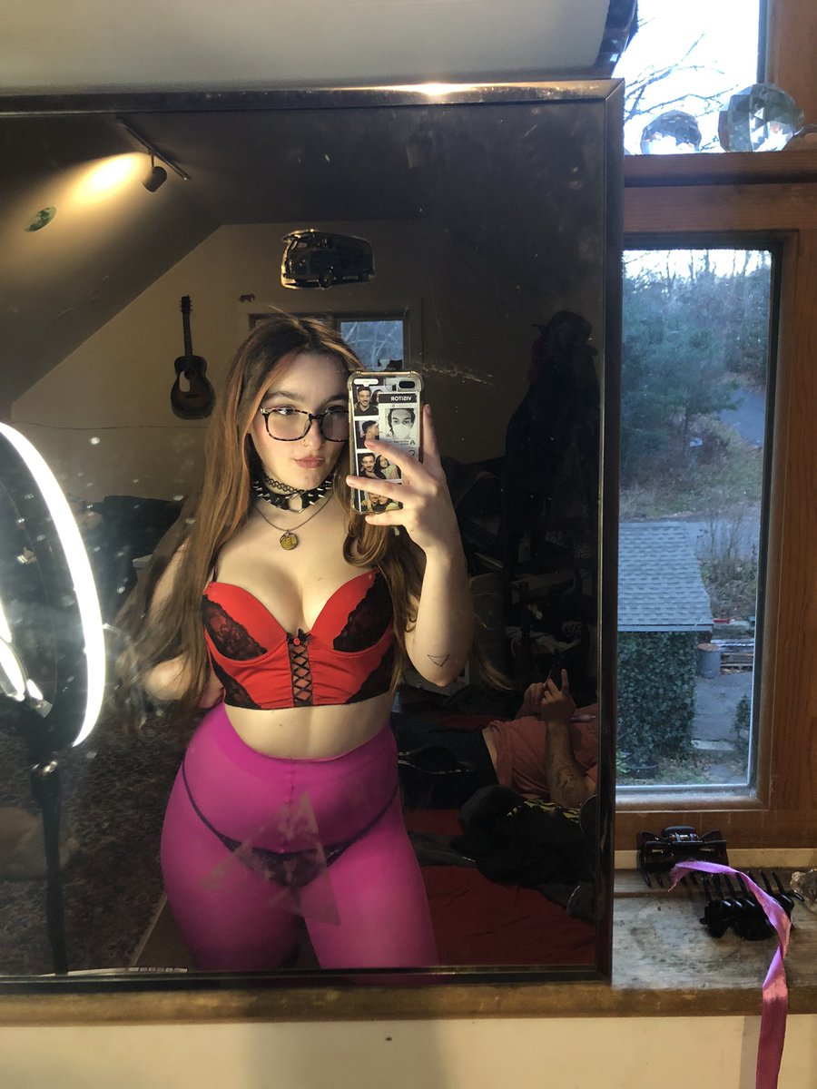 Eva_alien3's tweet image. Someone entertain me