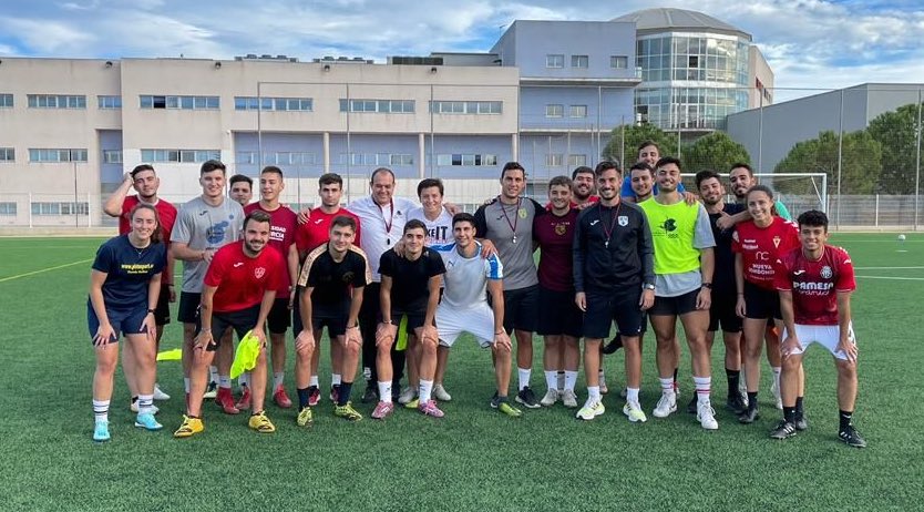 #Club | 

🏫 En la tarde de hoy nuestro mister <a href="/PAlburquerque/">Pedro Alburquerque</a> y parte de su cuerpo técnico estuvo en la @umu con los alumnos de la especialidad de fútbol <a href="/umucafd/">CAFD UMU</a> intercambiando experiencias y conocimientos.

😁 ¡Muchas gracias por la invitación!

#SigamosHaciendoHistoria ⚔️
