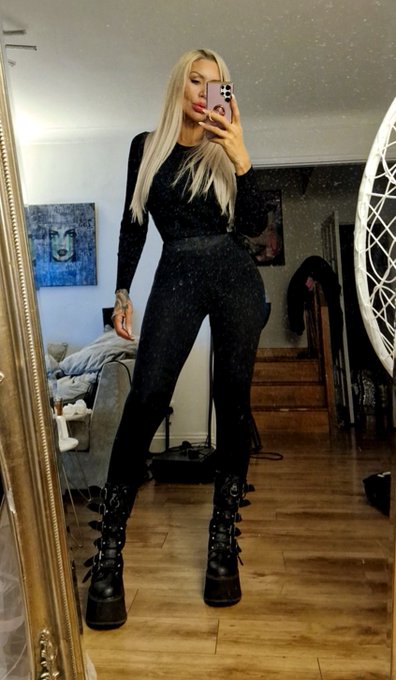 These boots tho .... Giantess !! https://t.co/GHfhJJh2nq<a href="/tag/moetwhiteice"class="tags"><span>#moetwhiteice</span></a>