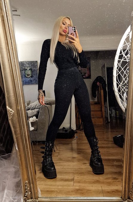 These boots tho .... Giantess !! https://t.co/GHfhJJh2nq