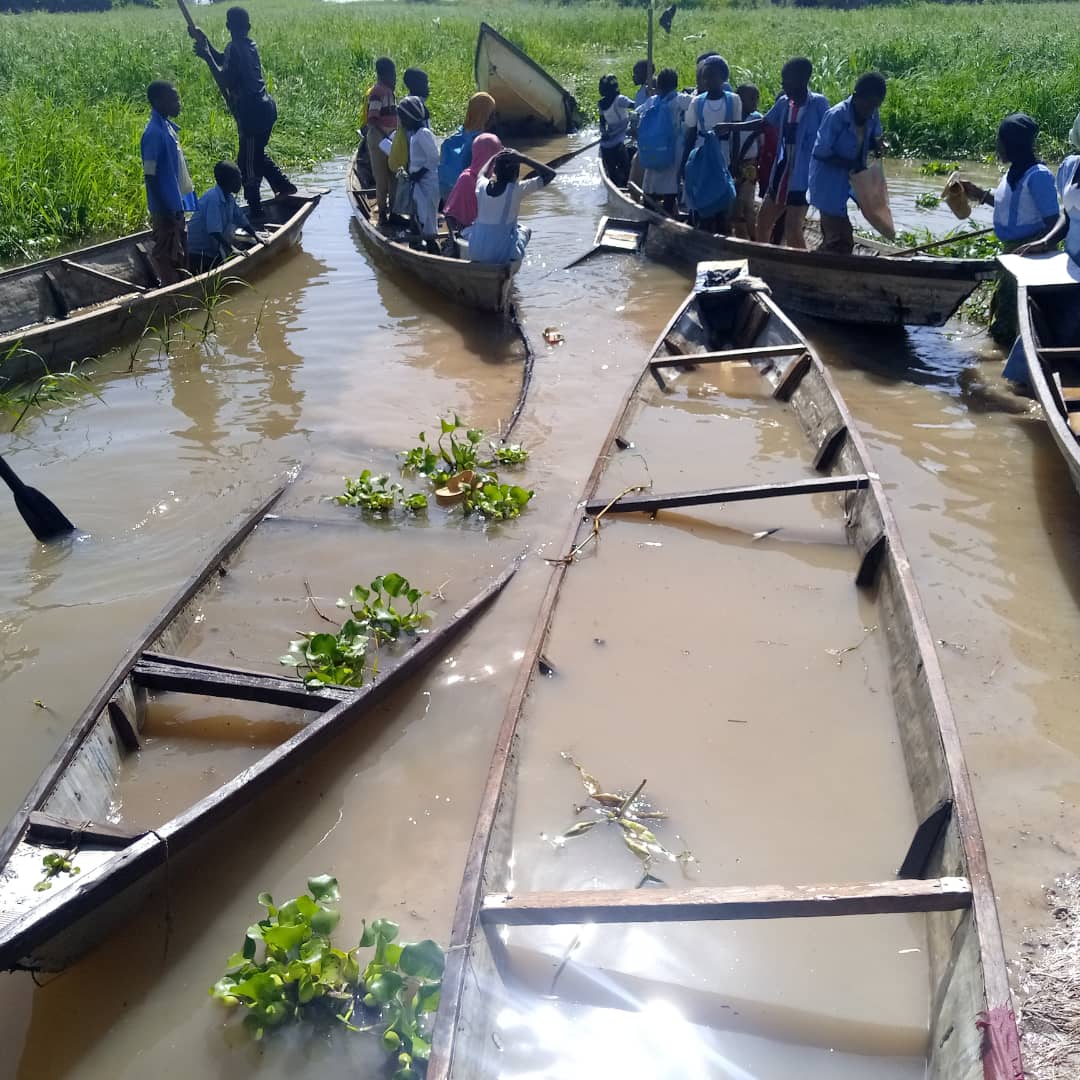 HumanityPurpose's tweet photo. #Cameroun #ExtrêmeNord
Un des bateaux transportant les élèves de l'école primaire de #Blaram, commune de #Blangoua a fait naufrage. Heureusement les enfants ont pu être sécourus.
@Educations15 @NoahCharly @Action237 @KahWalla @LOeil_du_Sahel @honore123 @digieducivic1 @info_apee https://t.co/6xoKzGMGZh