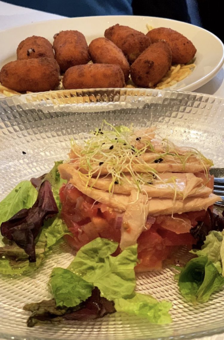 ¿Y vosotr@s de qué entrante sois? Foodie de las croquetas o healthy de la ventresca con ensalada de tomate 🤔

📸 @_saboreandomivida_