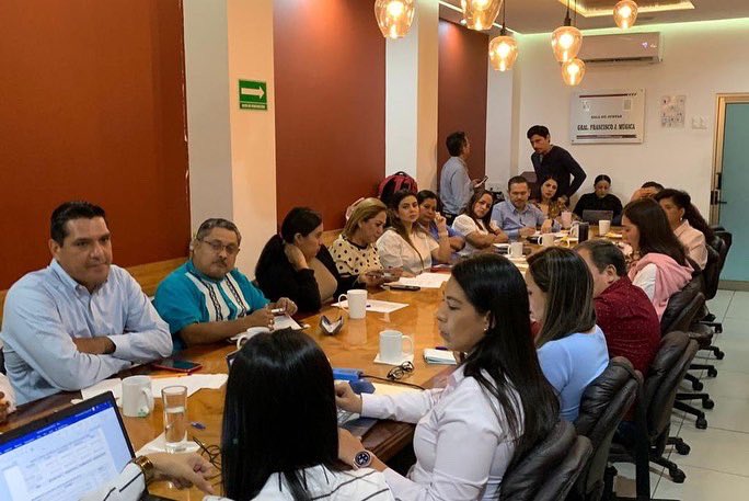 glendaochoacol's tweet photo. Este día en el @congresocolima, sostuvimos una reunión de trabajo con el Director de #IPECOL Ing. Hugo Vázquez Montes y su equipo de trabajo.
#DiputadaGlendaOchoa🧡🐘
#PorTiPorTodos
#PorTiPorTodas
@MujeresMovMX @MovCiudadanoMX @MovCiudadanoCol https://t.co/sGNRbSFPT1