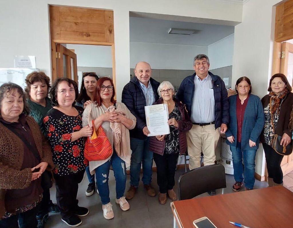 El <a href="/DPPCardenalCaro/">DPP Cardenal Caro</a>, Carlos Cisterna Pavez junto al Senador <a href="/DoctorJLCastro/">Senador Juan Luis Castro</a>, hicieron entrega de recursos del Fondo Social Presidente de la República, FONDES, a la Agrupación de Mujeres Hilando Sueños de #Pichilemu, quienes podrán adquirir materiales para su taller laboral.💜👏👏