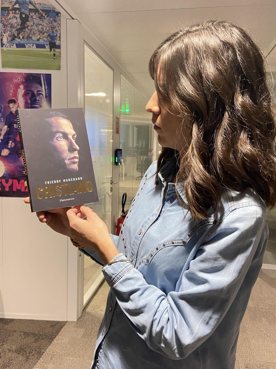 lequipedusoir's tweet image. 🎁CADEAU🎁

.@MaccaliCamille t'offre le livre de @ThierryMarchan sur Cristiano Ronaldo !

RT + FOLLOW @lequipedusoir

Choisis ton chroniqueur ⚔️