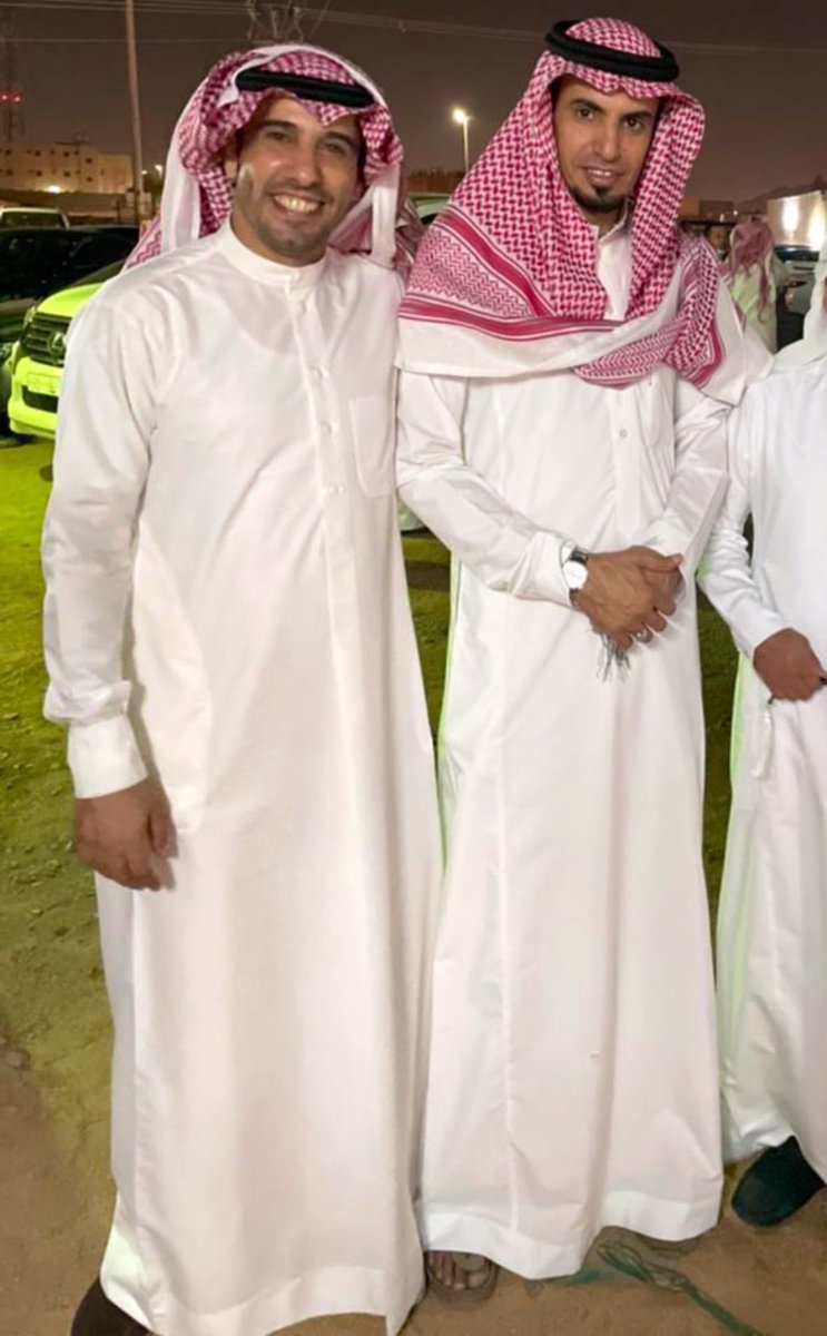 3b_al3mri's tweet photo. عندك يابوراكان عندك وعندك ..
كم عازةٍ قضّيتها لأجل عايز ..

يجيك مُرهق حال مُنهك ومِندگ ..
ويروح مستانس وفايد وفايز ..

والله ماينفعك شامك وهندك ..
والمعضلات الكايدة عند جايز ..

@gaizal3arm https://t.co/kZcJv6Zf7S