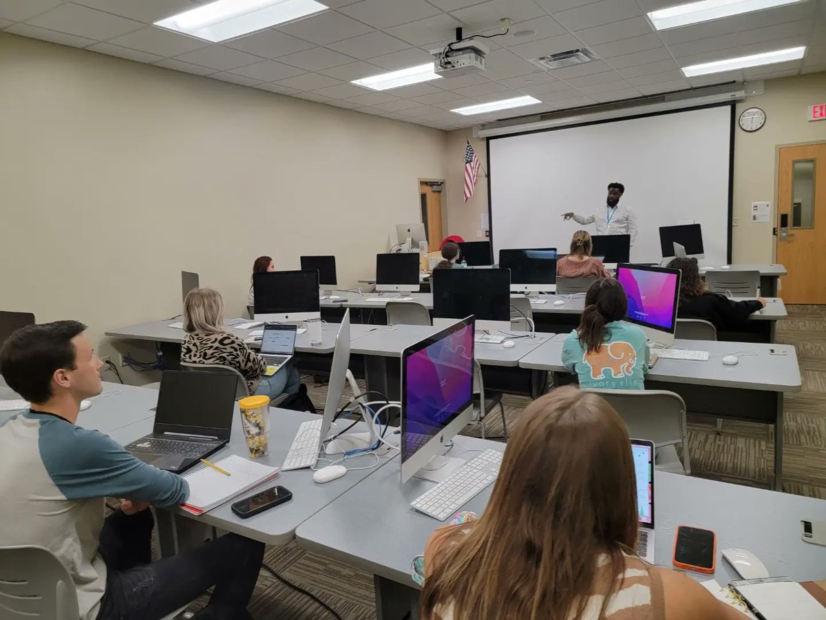 angelaspearscom's tweet photo. So love when people I admire spend time sharing their knowledge with my students. Thank you Kemal Gasper for joining us during the night shift! #UNF #ASCommunication #PowerOfYourVoice https://t.co/3QKPuFtqeF