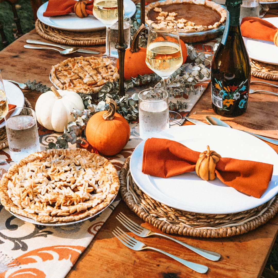 The #holidayseason is upon us, and as the weather cools and the colorful leaves begin to fall, it’s the perfect time to plan a #friendsgiving meal for all those you are thankful for. 🍁 sunbrel.la/friendsgiving