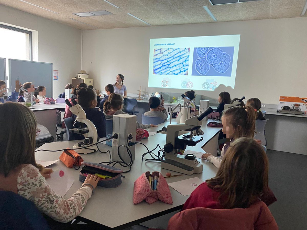Fantástico día de la semana de la ciencia. 266 alumnos de Educación Primaria han trabajado con nosotros: pensamiento crítico, cambio climático, células, luz... Un placer la conexión Universidad-Escuela ☺️ <a href="/SCienciaCyL/">Semana de la Ciencia en Castilla y León</a>