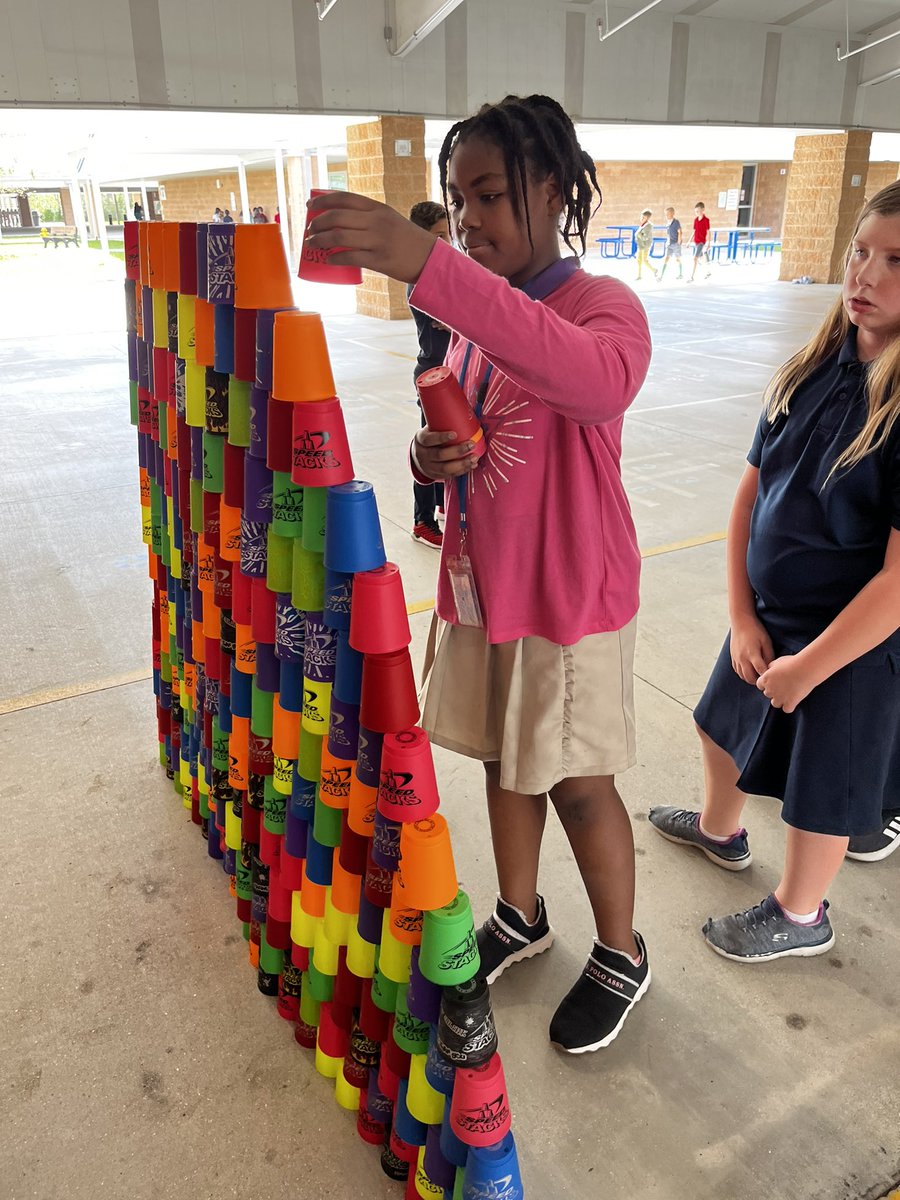 EstatesPE's tweet photo. They did it!! I’m so proud of @PriscillaJedi 4th grade class for completing the 300 stack challenge!! Their concentration really amazed me! #synergizing #teamwork @SpeedStacksInc @ccpsDRIVE2BFIT @EESpanthers https://t.co/l3LhZYvrLx