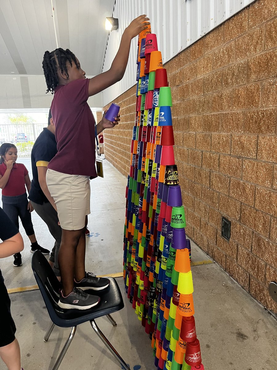 EstatesPE's tweet photo. They did it!! I’m so proud of @PriscillaJedi 4th grade class for completing the 300 stack challenge!! Their concentration really amazed me! #synergizing #teamwork @SpeedStacksInc @ccpsDRIVE2BFIT @EESpanthers https://t.co/l3LhZYvrLx