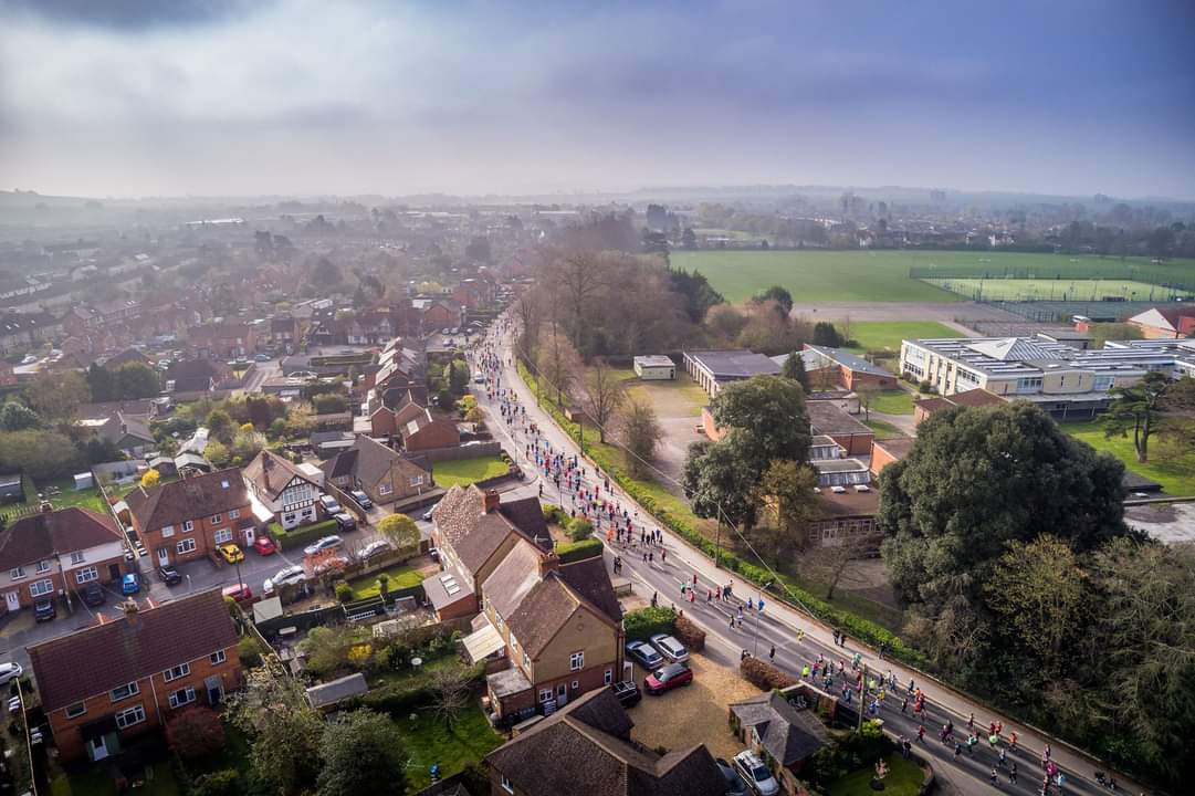 DevizesHalf's tweet image. This is how we start a race in style, clear skies, a pause in the traffic to keep you safe with accredited traffic officers, and 1000 runners taking on the challenge 

#DevizesHalf