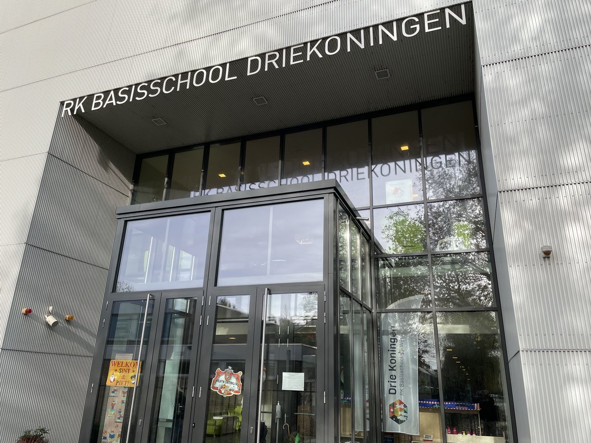 tjip's tweet photo. Bijzonder om vandaag met studenten van @RU_PWPO een werkbezoek te brengen aan basisschool Driekoningen. We woonden een leerteam bijeenkomst bij (groep 3/4) en gingen uitgebreid in gesprek met directeur Dave van der Geer over o.a. continue verbeteren en onderwijsmanagement. https://t.co/1AxVvY9eBq