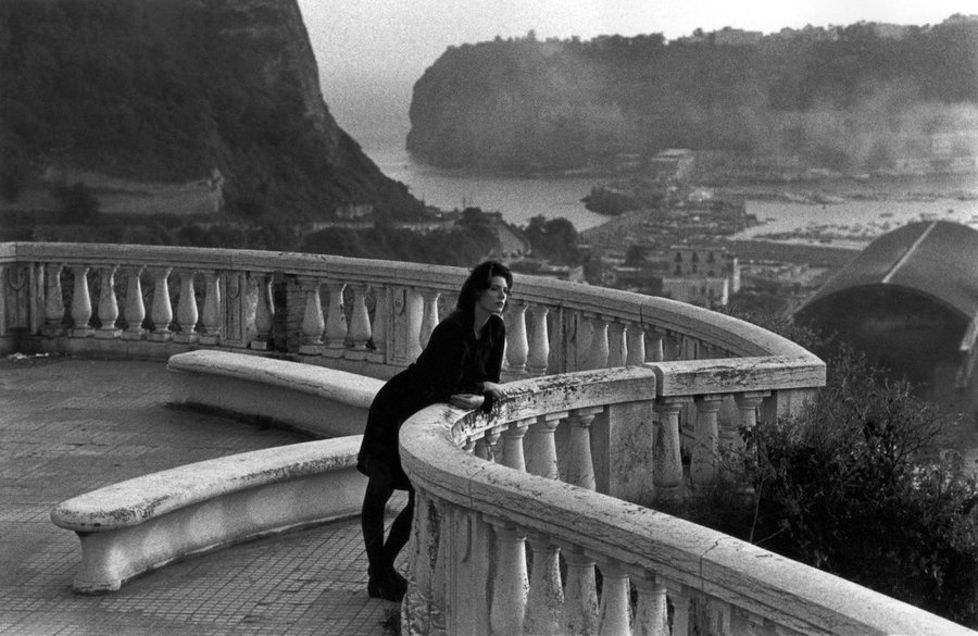 literlandweb1's tweet photo. "Le conté mi pasado, mi presente y mi futuro. Le susurré mis miedos y le grité mis sueños. Le enseñé mis puntos débiles, y se fue".
Charles Bukowski
📷Ferdinando Scianna https://t.co/7GS0Dppug9