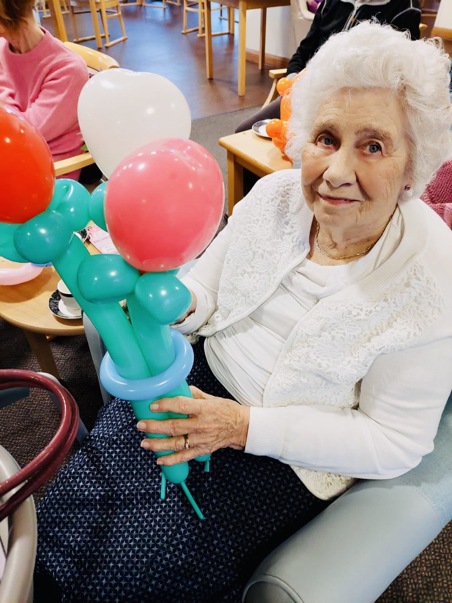 Dawson_Lodge's tweet photo. An afternoon full of laughter and fun with some very creative balloon making πππππ₯° #balloonmaking
#fun #tuesdaymood #wellness @Dawson_Lodge @AnchorJobs @AnchorLaterLife https://t.co/96YCD67lia