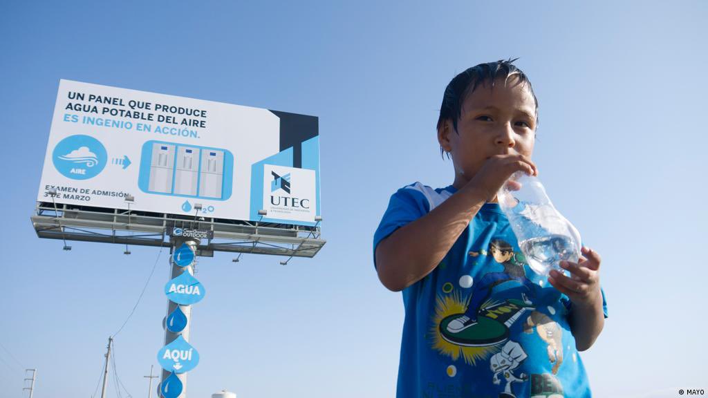 _gemacardenas's tweet photo. @PaolaMKT #PrincipiosMKTUSFQ @PaolaMKT La universidad peruana UTEC creó un panel que genera agua potable a partir de la humedad del aire, generando 96 litros diarios de agua que es utilizada por los residentes del área. Generando una imagen más humanista de la institución. https://t.co/h0kAic4MKm