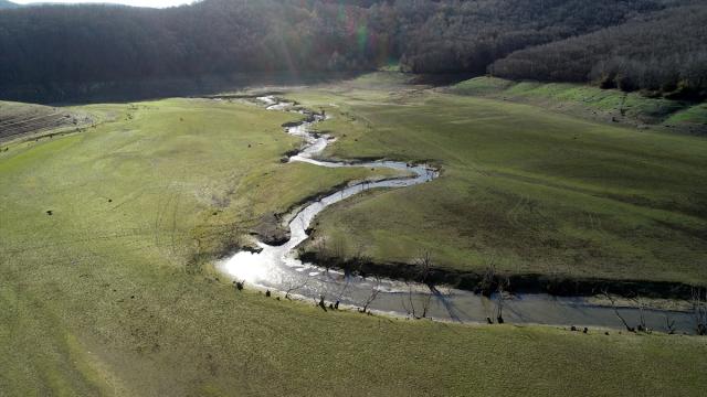 İstanbul'un Trakya'dan su ihtiyacını önemli oranda karşılayan Kazandere, Pabuçdere ile Istrancalar barajlarındaki doluluk oranları yüzde 25'in altına düştü. İstanbul'un su ihtiyacının sağlandığı 10 barajın genel doluluk oranı ise yüzde 36,87'ye indi.