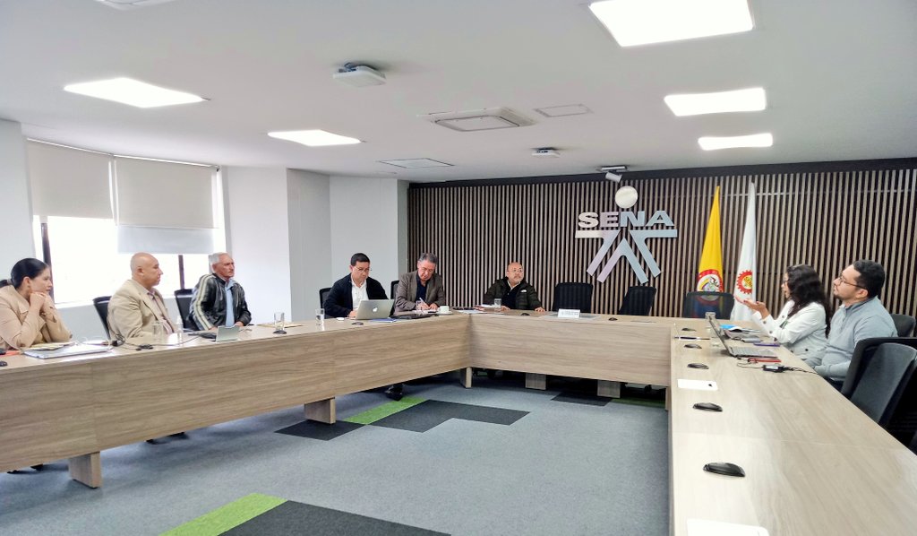 LuisA_JimenezC's tweet photo. 👥🤝 Grata reunión sostuvimos con directivos y representantes de la Federación Nacional de Productores de Panela @fedepanelacol escuchamos sus requerimientos y proyectos para atender las necesidades del sector panelero del país.🌾 https://t.co/sY4ACR9kaw