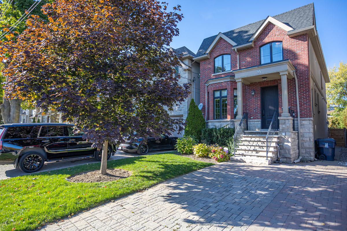 ZenRealEstateTO's tweet photo. Check out this home! Welcome to this Stunning South Leaside detached, Irresistible Curb Appeal on a uniquely friendly &amp; quiet street. Private fenced Backyard &amp; Patio with a potential installation of a swimming pool ( Permit .. https://t.co/rm5B8py8F9 https://t.co/Mf3FgUYT51