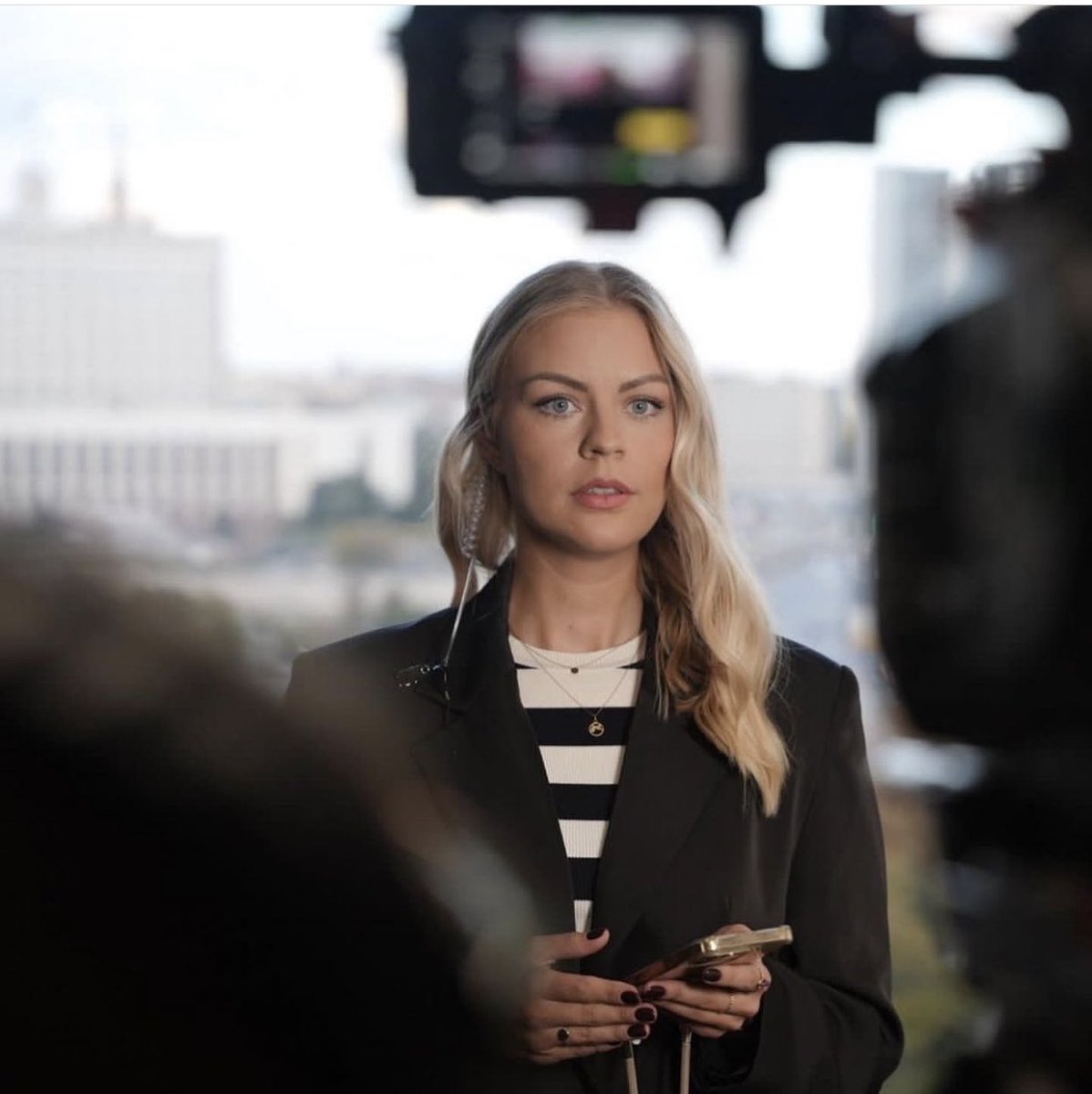 Iris de Graaf WOMAN of the YEAR !! GEFELICITEERD !
Je ziet haar bijna dagelijks op TV als NOS correspondent inRusland
Ik volg haar al een tijdje en welbespraakt, intelligent, DAPPER ALLEEN IN OORLOGSGEBIED, lees het juryrapport. A natural beauty in vele opzichten !! 👏