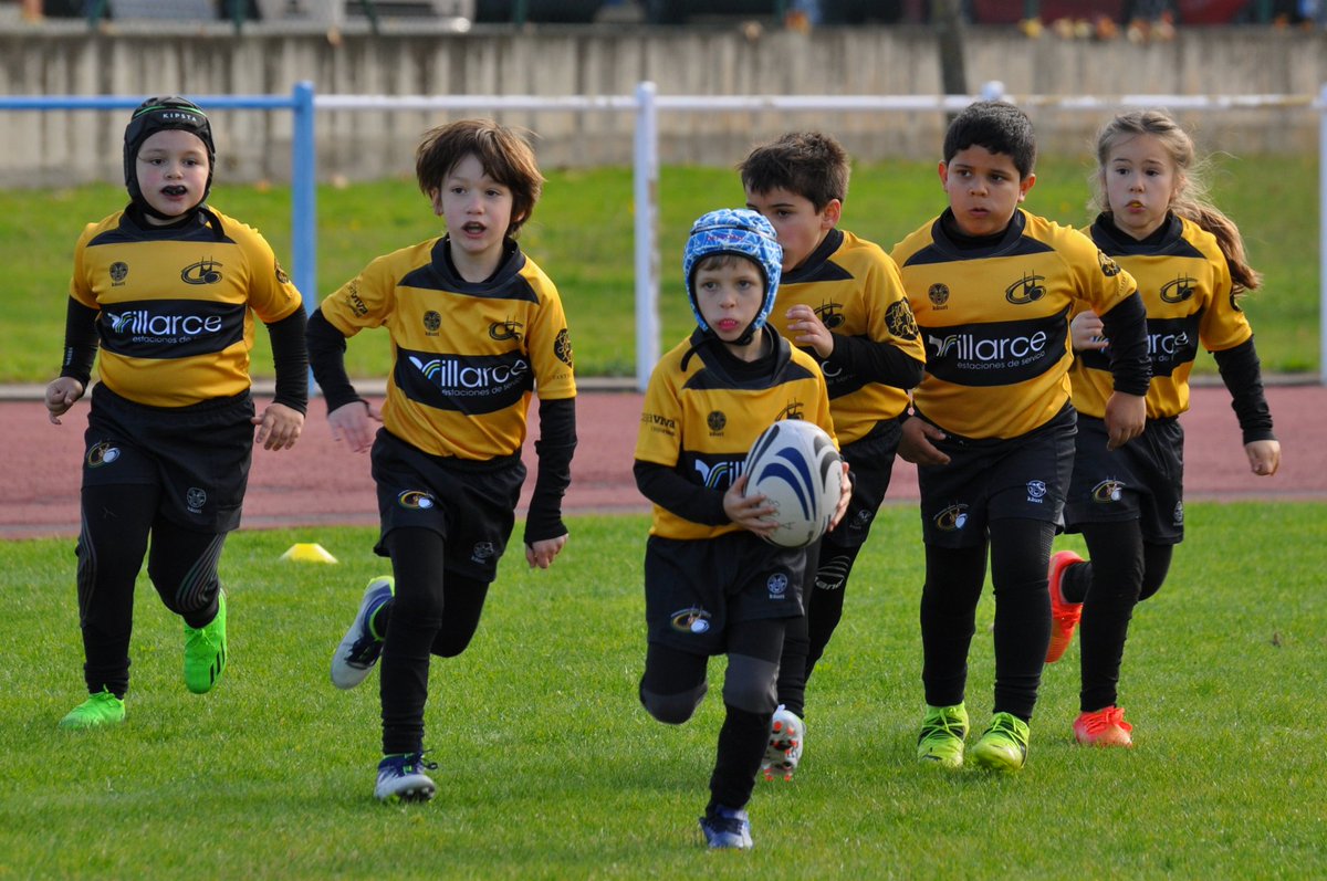 🏉 Gran jornada la que disfrutó nuestra escuela el sábado en Ponferrada.
Gracias <a href="/RugbyBierzo/">Bierzo Rugby</a> por la organización.
¡Orgullosos de nuestra cantera!
#Nosgustanlosretos 
#Somoscantera 
<a href="/villarceburgos/">Villarce ⛽</a> 
💛🖤💛