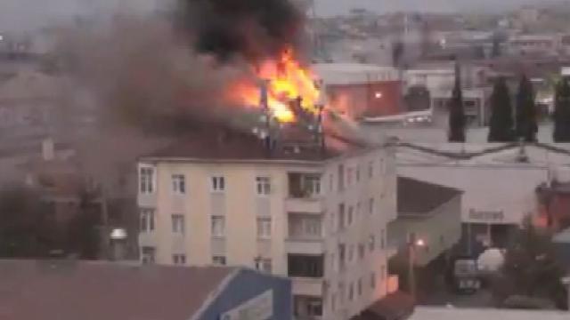 Tuzla'da 4 katlı bir binanın çatı kısmında yangın çıktı. Alevlerin kısa sürede sardığı çatı alev alev yandı. Binada bulunan vatandaşlar tahliye edildi.

Müdahalenin ardından yangın kontrol altına alındı.

Çıkan yangında can kaybı ya da yaralanma yaşanmazken maddi hasar oluştu.