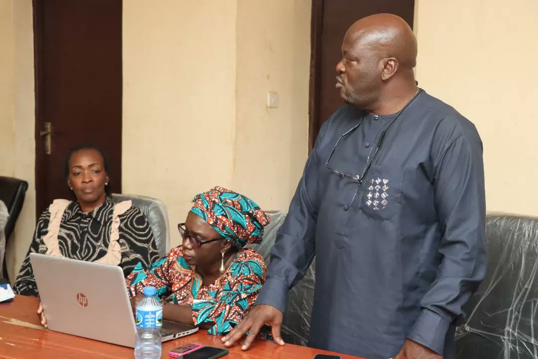 EAI_Nigeria's tweet photo. The speaker endorsed the draft document on behalf of the legislative council and it was signed by the Vice Chairman on behalf of the executive.
#SecuringNigerianCommunities
#SecureNorth
#Peace4arewa https://t.co/nhonrDKJt6
