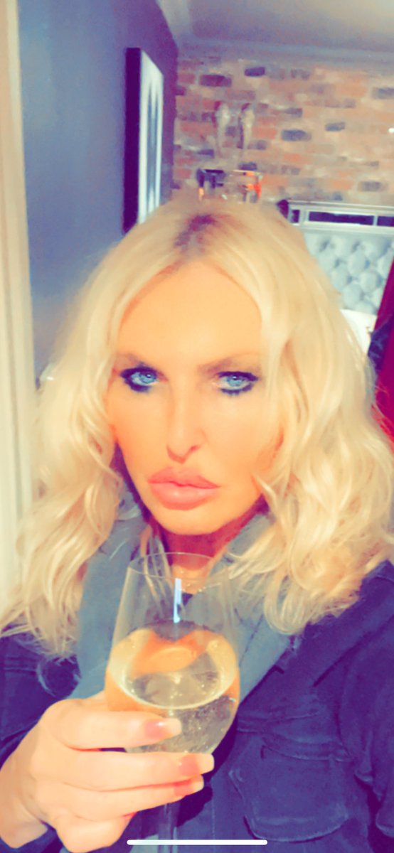 debbschanz's tweet photo. Freakin hate this weather + so does my hair! 🙄 mummy sorted+home now Tonites gonna be shite #whenyaknowyaknow #FUKIT #cold #damp #badhair #faceon https://t.co/CQxcJlubd2