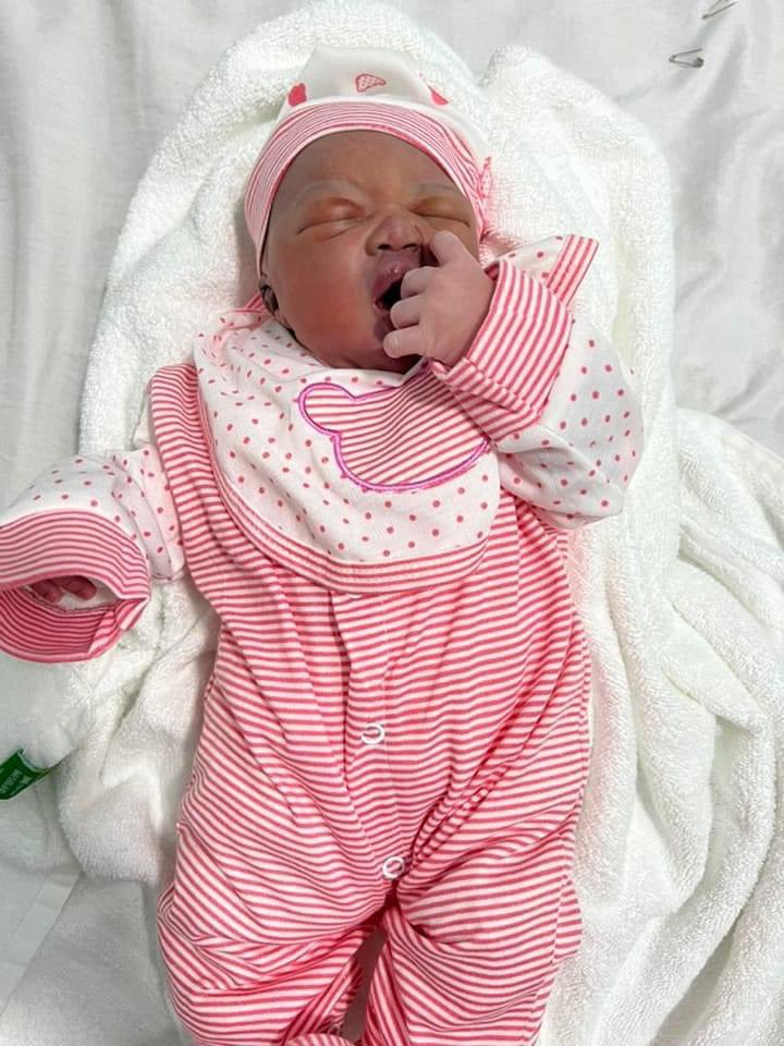 Merci Allah de m'avoir donné cette princesse.
 Il n'y pas de guide en dehors de vous.
Guide mes enfants vers le droit chemin.
Donne aux autres la même bénédiction.
Que Dieu gratifie des hommes et femmes d'un enfant.
Amine