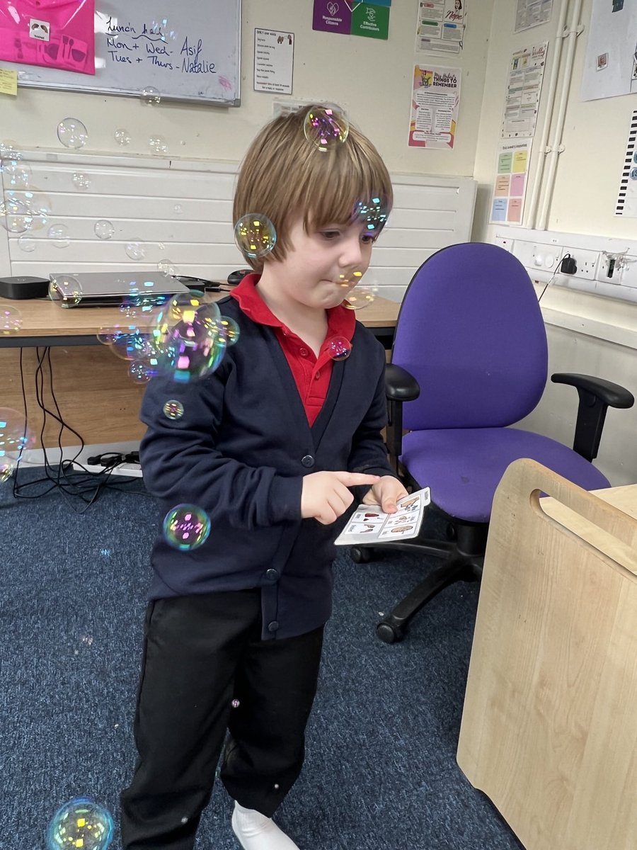 Aided Language Boards will always be my favourite- so simple, yet so effective! Our mini bubbles ALB has allowed this @dedridgeps learner to make his own choices and encourage him to use his voice! #SCERTS <a href="/WL_Equity/">WL Equity</a> <a href="/WlasnS/">WLASNService</a> <a href="/wl_literacy/">WL Literacy</a> @goboardmaker