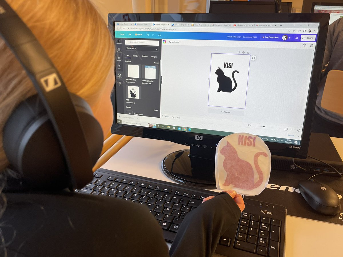 D9️⃣ í #12dagaTwitter: eins og fram kom hjá mér á D8️⃣ snýst kennslan hjá mér í 5. og 6. bekk um 3D prentun og límmiða þessa dagana. Nem hanna 3D í Tinkercad, límmiðana hanna þau í Canva fyrir vinylskerann, einfalt og gott😊