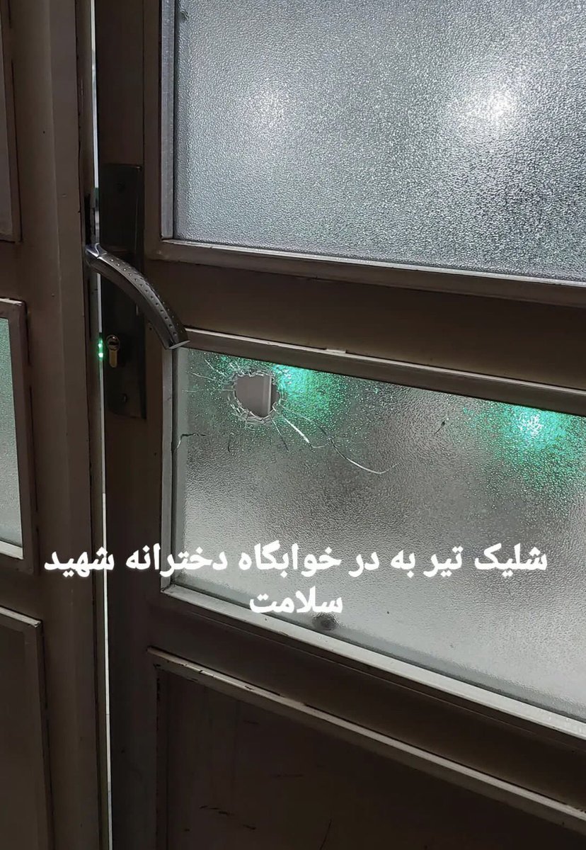 qazallak_'s tweet photo. به خوابگاه دخترانه شهید سلامت دانشگاه علامه حمله کردن!
آمار دقیقی از دانشجوهای بازداشتی و مجروح نیست اما جو خوابگاه به شدت امنیتیه و نیروهای امنیتی هنوز جلوی خوابگاه هستن ما نگران بچه ها هستیم.
-صدای دانشجو ها باشید-
#مهسا_امینی 
#اعتصابات_سراسری https://t.co/2TphXFVN1l