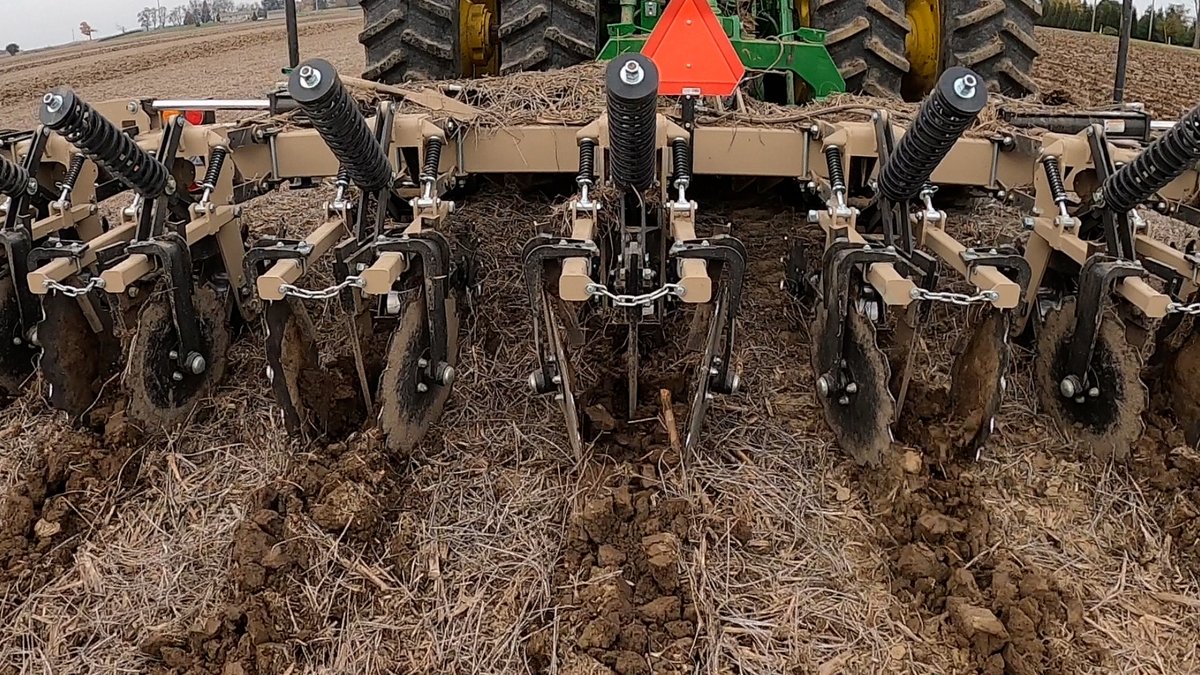 RemlingerMfg's tweet photo. A rugged and dependable Strip Till Solution!
Available in 6 and 8 Row Pull Package or 6, 8 and 12 row 3 point: https://t.co/QW4kZa1YZF
#striptill #striptillage #remlingermfg https://t.co/Kl66gvVPLI