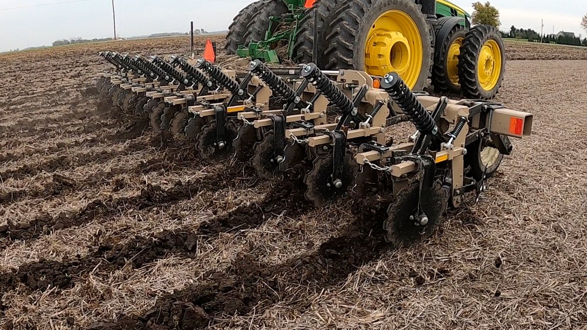 RemlingerMfg's tweet photo. A rugged and dependable Strip Till Solution!
Available in 6 and 8 Row Pull Package or 6, 8 and 12 row 3 point: https://t.co/QW4kZa1YZF
#striptill #striptillage #remlingermfg https://t.co/Kl66gvVPLI