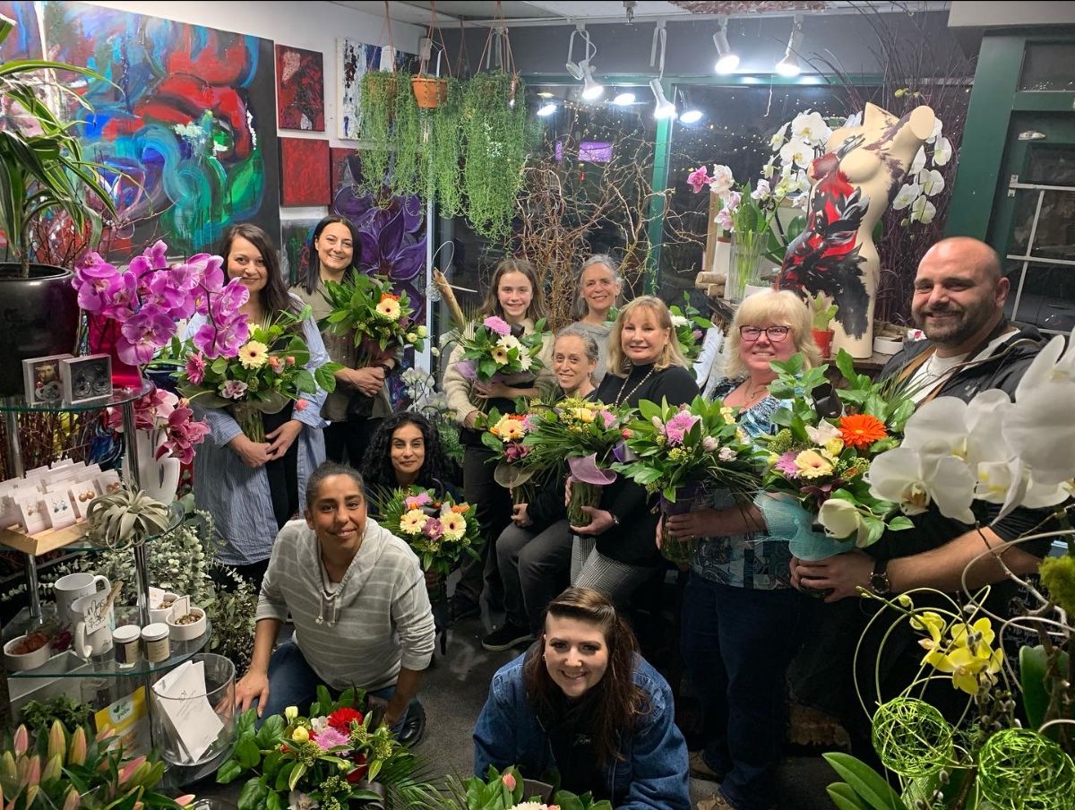 Create a gorgeous fresh floral bouquet to take home and enjoy over the weekend; Workshop this Thurs (Nov 17) at Plush - mailchi.mp/plushfloralstu…