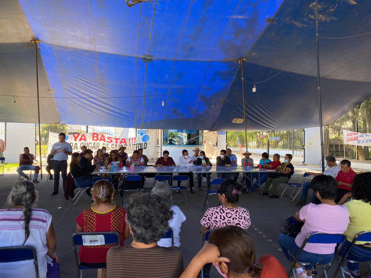 flaviososavilla's tweet photo. Se firma convenio entre San Bartolo Coyotepec y GUGAR para dar por concluido conflicto.
Se restituyen las 17 Has. A la comunidad.
Ya no se explotará el agua.
La empresa permanecerá por 4 años. @paezvarela @julioastillero @lhan55 @Radio_Huaya @jaimelabc @Betillocruz @jaimelabc https://t.co/3GzGq9XJkr