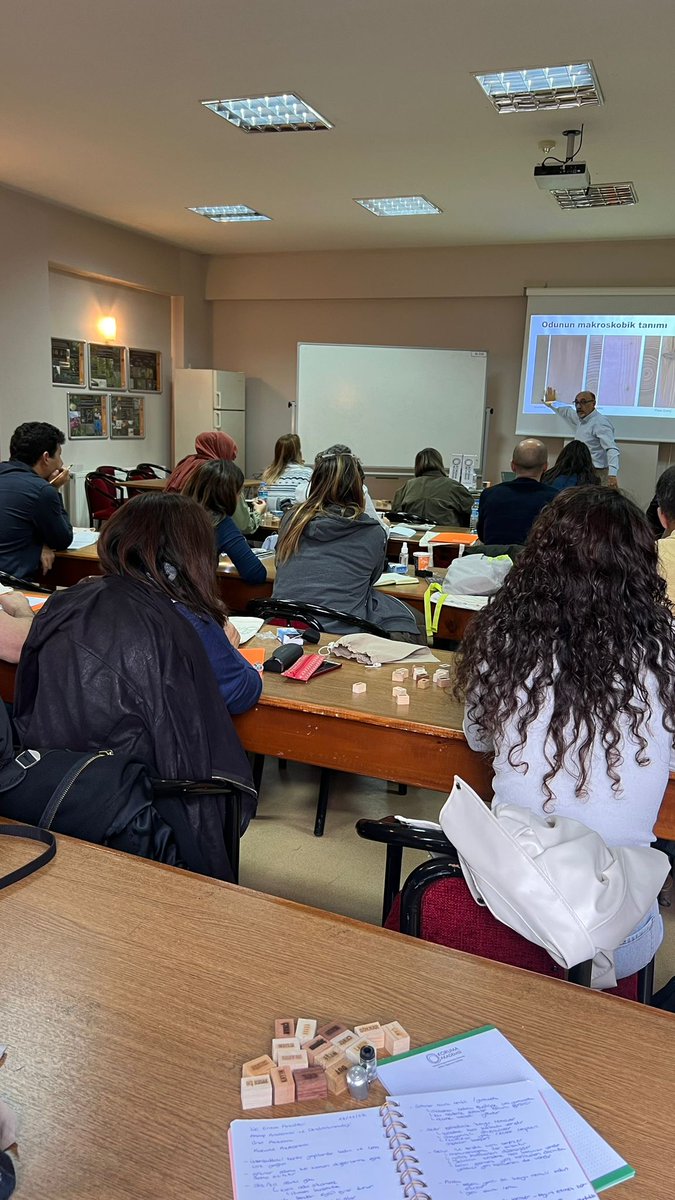 Ahşap Anatomisi ve Dendrokronoloji Koruma İstasyonu 13 Kasım Pazar günü Prof. Dr. Ünal Akkemik yürütücülüğünde tamamlandı. Tarihi yapılarda sıklıkla kullanılan ahşap türleri derslikte, laboratuvarda ve İÜC Orman Fakültesi kampüsünde makroskopik ve mikroskopik olarak incelendi.