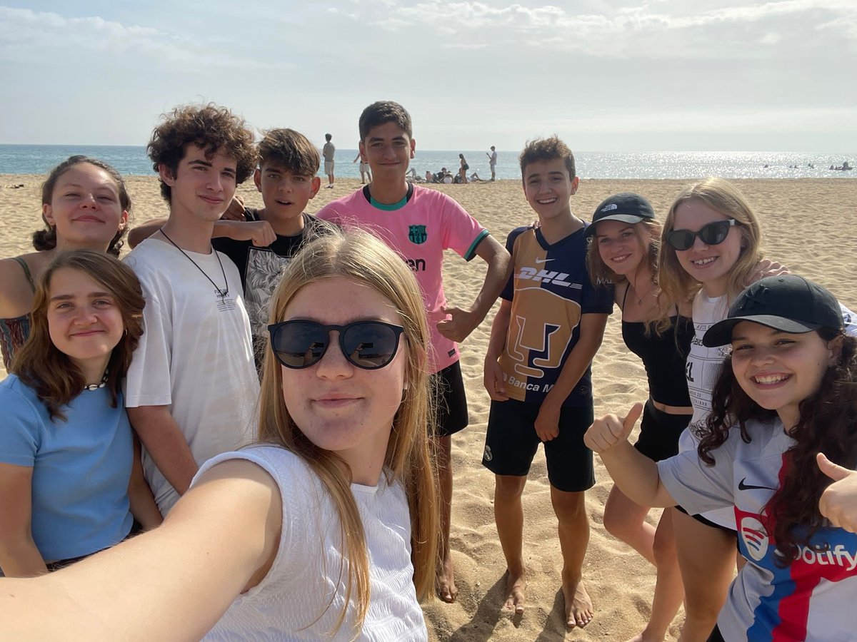 IEsteveAlbert's tweet photo. Durant tres mesos la Lea, la Janne, la Henriette i la Laura han compartit amb nosaltres les seves ganes d'aprendre i de fer amics. Elles han participat en l'intercanvi de 3 mesos que organitza el nostre institut des de fa ja 7 anys amb l'escola   Am Wall de Vermen, Alemanya. https://t.co/8IRlFpozTL