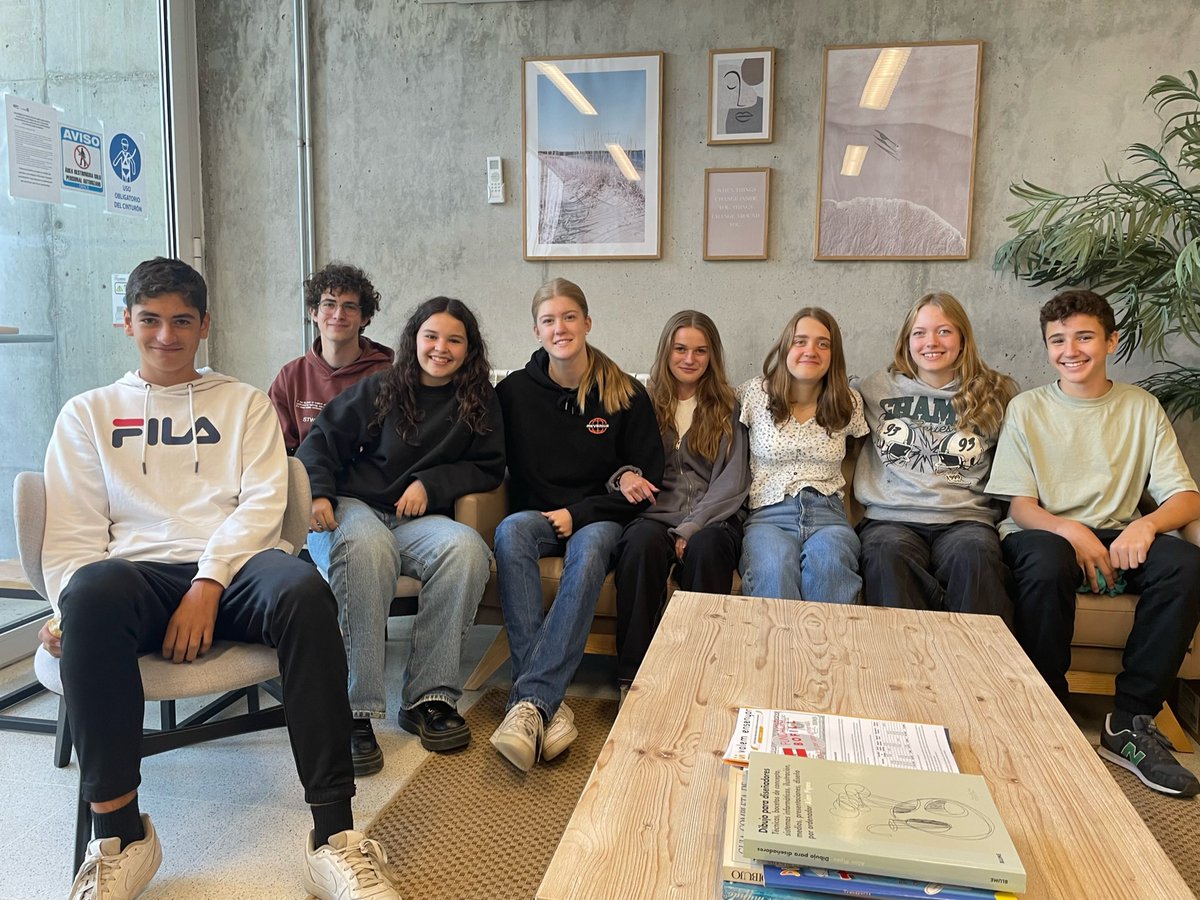 IEsteveAlbert's tweet photo. Durant tres mesos la Lea, la Janne, la Henriette i la Laura han compartit amb nosaltres les seves ganes d'aprendre i de fer amics. Elles han participat en l'intercanvi de 3 mesos que organitza el nostre institut des de fa ja 7 anys amb l'escola   Am Wall de Vermen, Alemanya. https://t.co/8IRlFpozTL