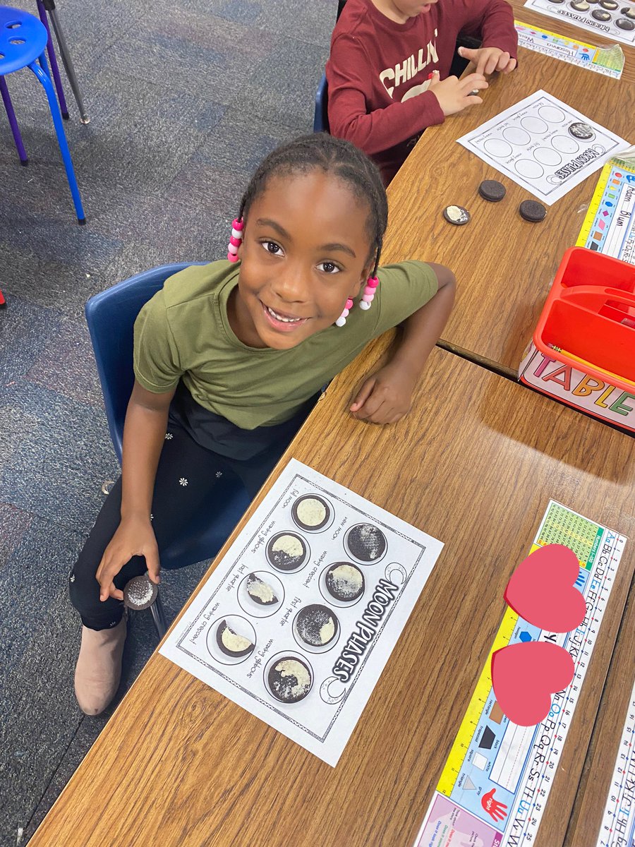 DRDickerson2's tweet photo. 🌓🌗🌗🌒✨What a yummy way to demonstrate the phases of the Moon! ✨🌗🌒🌖🌓 #glenlochgators @glenlochgators #CISDinvestigates @ConroeISD https://t.co/ID9vRKuY8d