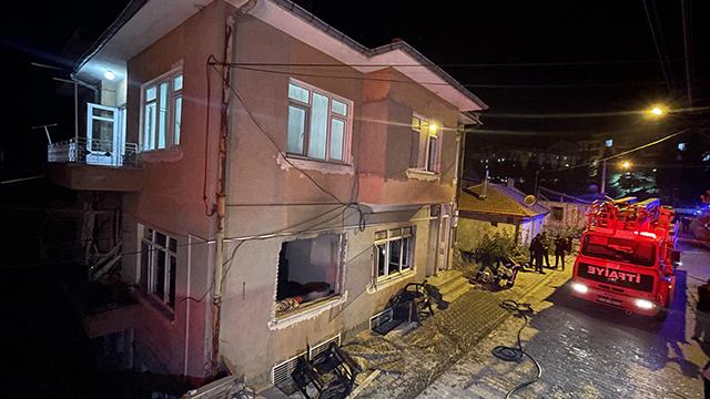 Kütahya'da tüp patlaması sonucu 4 kişi yaralandı

Kütahya'nın Tavşanlı ilçesinde bir evde meydana gelen tüp patlaması sonucu aynı aileden 2'si ağır 4 kişi yaralandı.