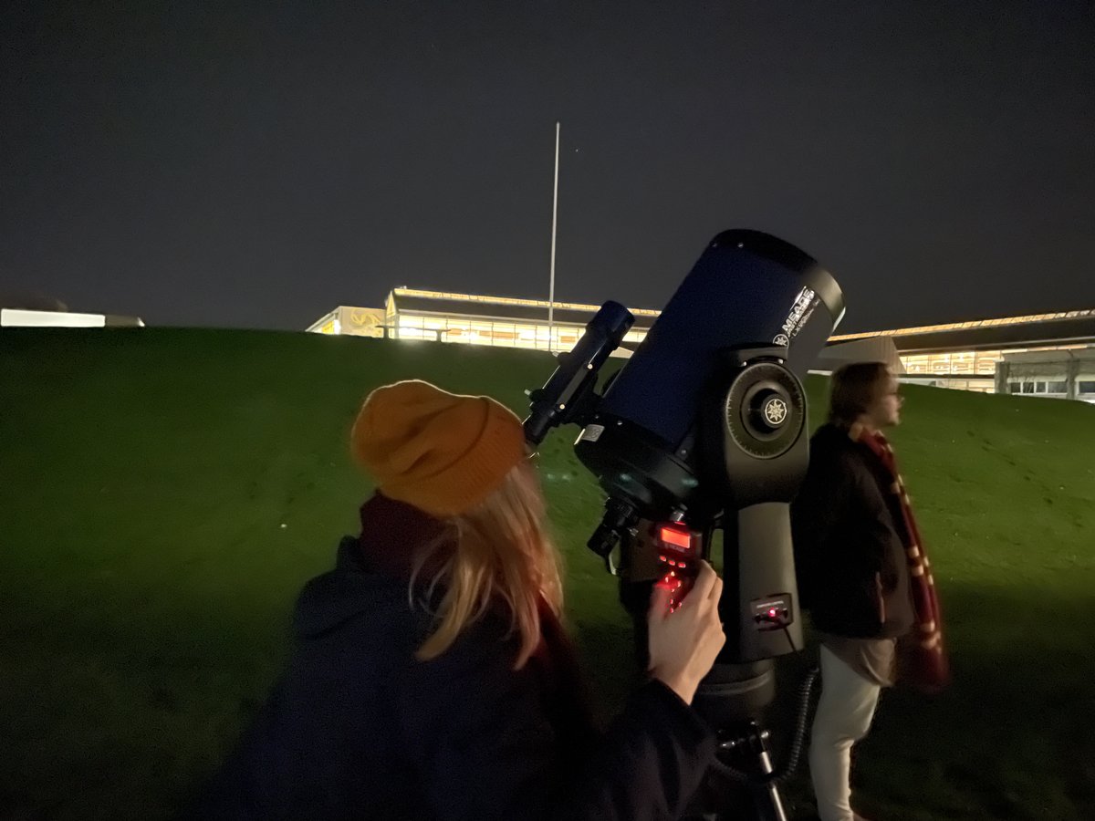 UiSIMF's tweet photo. Å se #galakser✨ og #planeter 🪐 med egne øyne er en spektakulær 🤩 opplevelse. Du kan lære om og også oppleve #astronomi fra første hånd i FYS220. Denne uken innviet #fysikk kollega A. Tranberg nye teleskoper med studentene. Jakt på klassikere: Jupiter og sin måner 🌒. https://t.co/aTN0IsrHUC